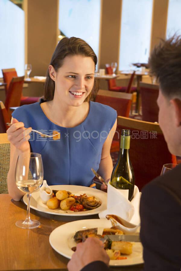 餐馆里的一对年轻夫妇